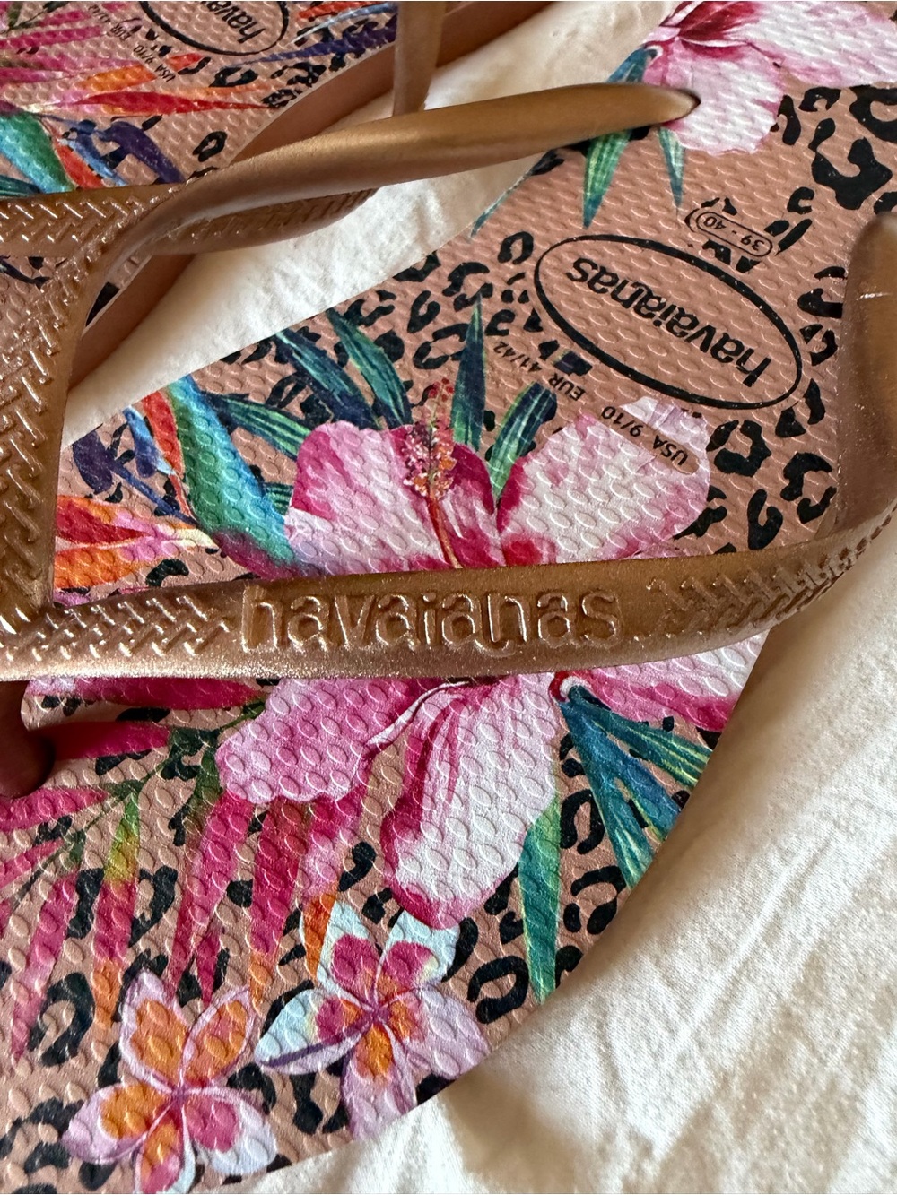 Havaianas Women's slim Pink Floral & Leopard Sandals with Gold Straps - Picture 2 of 4